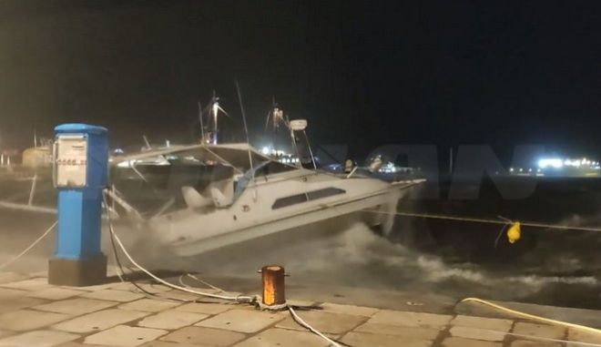 , Στη δίνη του “Ιανού” τα Επτάνησα – Καταστροφές και διακοπές ρεύματος σε Ζάκυνθο, Ιθάκη, Κεφαλονιά