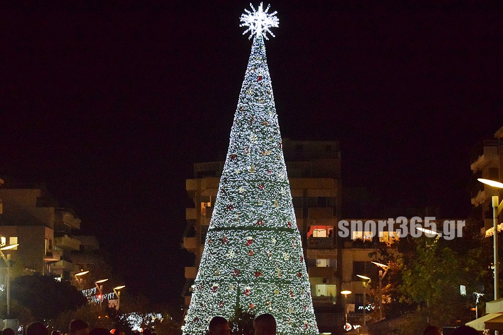 , Καλαμάτα: Φωταγωγήθηκε το Χριστουγεννιάτικο δέντρο στην Κεντρική πλατεία (φωτο & βίντεο)