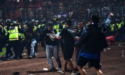 , Τραγωδία σε ποδοσφαιρικό αγώνα στην Ινδονησία: Τουλάχιστον 174 άνθρωποι σκοτώθηκαν μετά από άγρια επεισόδια (pics & vid)