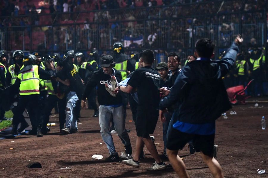 , Τραγωδία σε ποδοσφαιρικό αγώνα στην Ινδονησία: Τουλάχιστον 174 άνθρωποι σκοτώθηκαν μετά από άγρια επεισόδια (pics & vid)