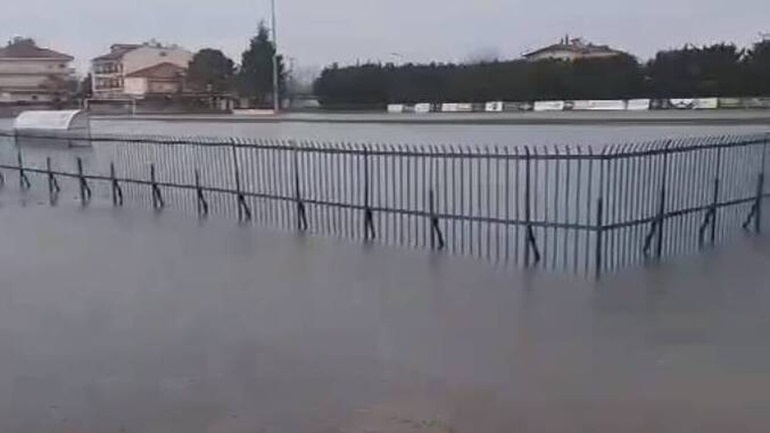 , Πλημμύρισε το γήπεδο του Αλμωπού Αριδαίας – «Ολική καταστροφή εντός κι εκτός γηπέδου», λέει η ομάδα